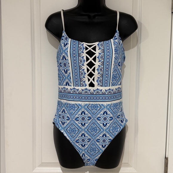 La Blanca Cris Cross Front One Piece Swimsuit - Picture 1 of 9